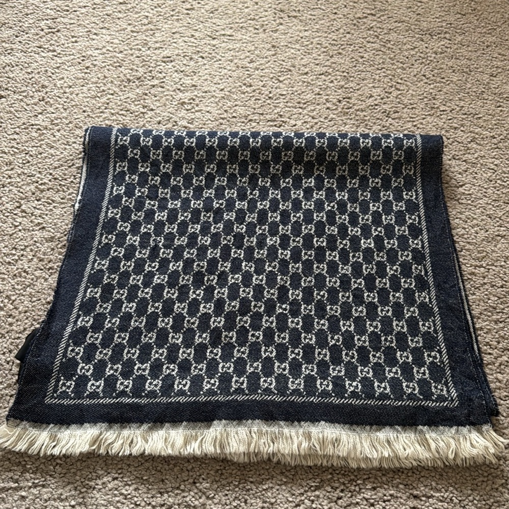 Gucci Wood Scarf